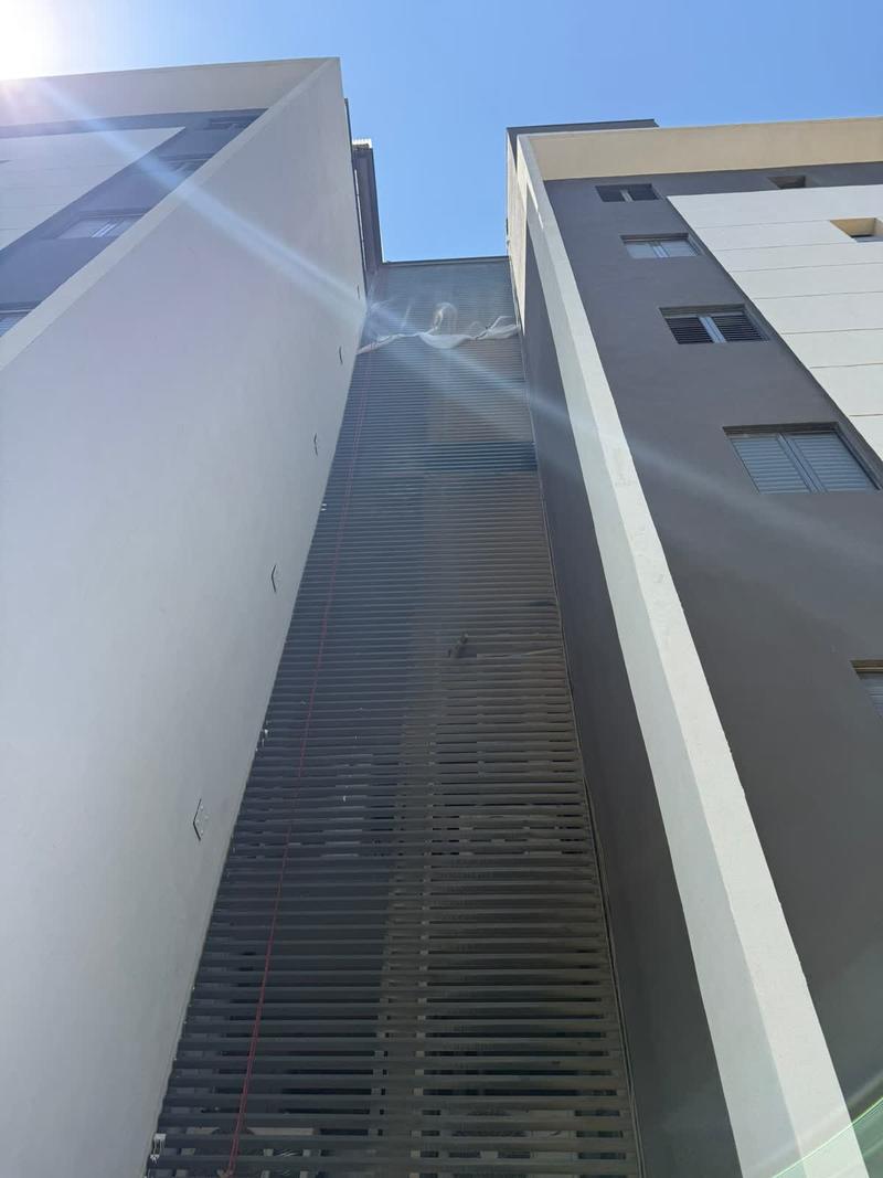 מבט מלמטה אל פיר המזגנים: החבל וגולש המעטפת באמצע הגובה