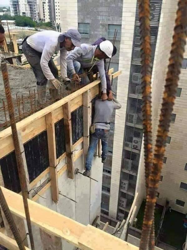 עבודה מסוכנת, לא לעשות: פיגום מאולתר מקרשים בגובה, בלי מעקות