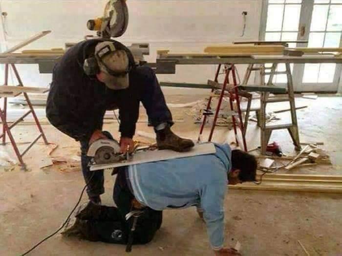 עבודה מסוכנת, לא לעשות: עובד מנסר כשאדם אחר שוכב מתחת למשור