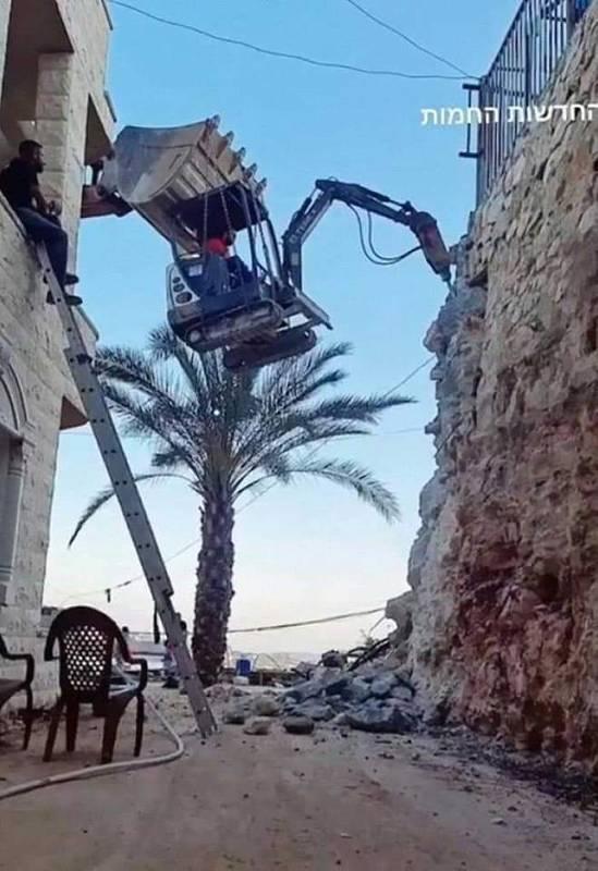 עבודה מסוכנת, לא לעשות: עובד בסל של מנוף מאולתר בגובה