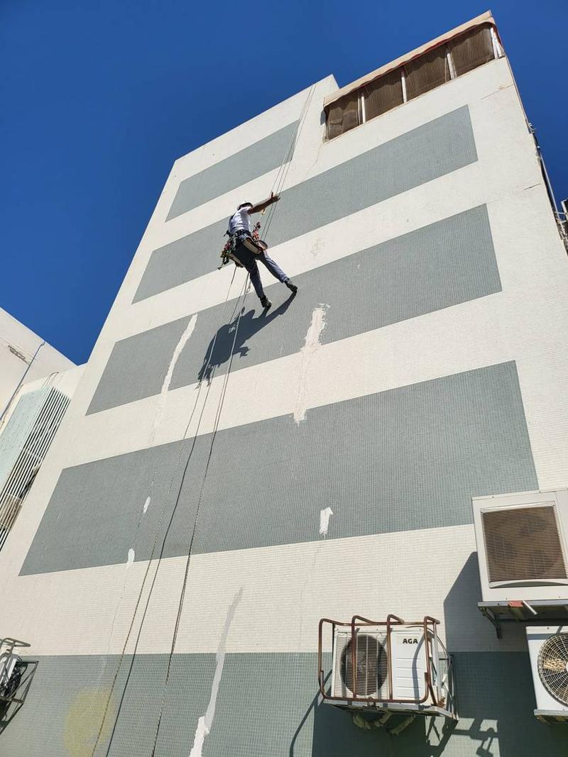 סנפלינג בחזית בהירה תחת שמיים כחולים